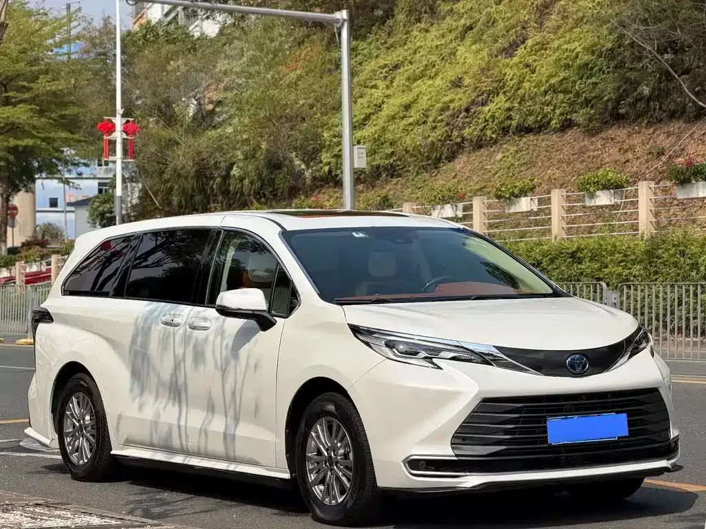 Toyota Sienna — фото 8