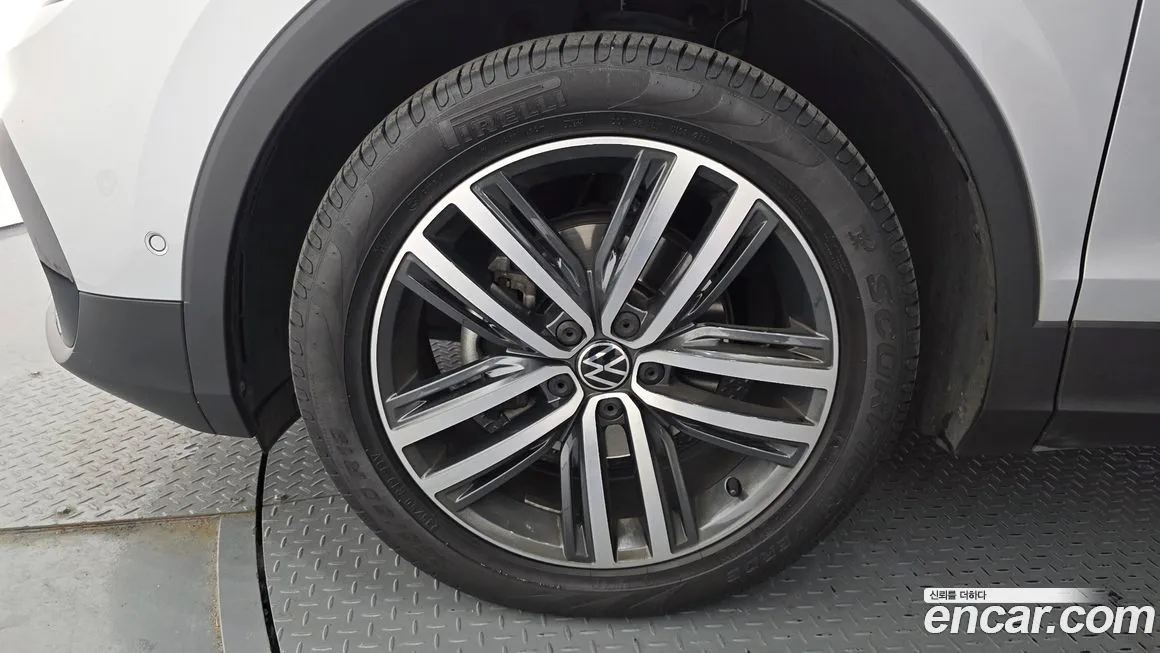 Volkswagen Tiguan — фото 10