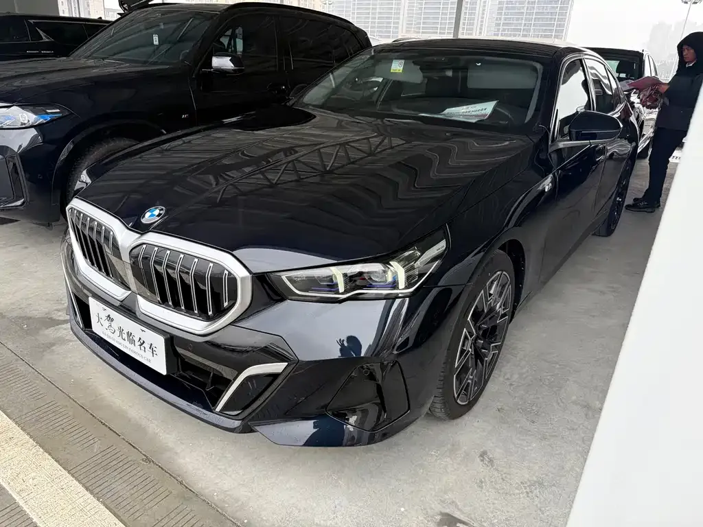 BMW 5 Series — фото 1