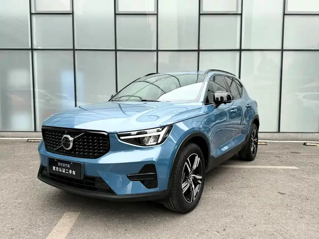 Volvo XC40 — фото 1