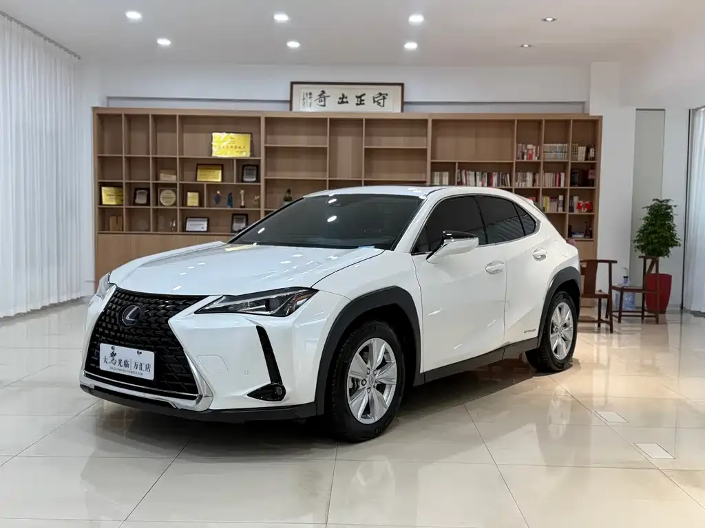 Lexus UX — фото 1