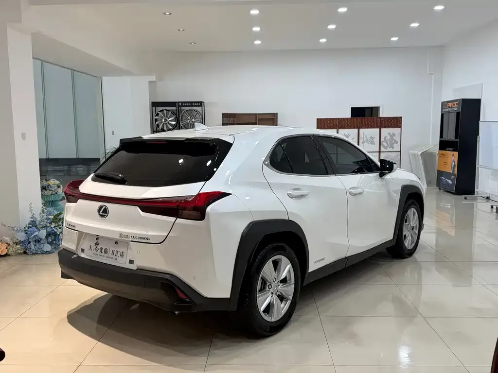 Lexus UX — фото 4