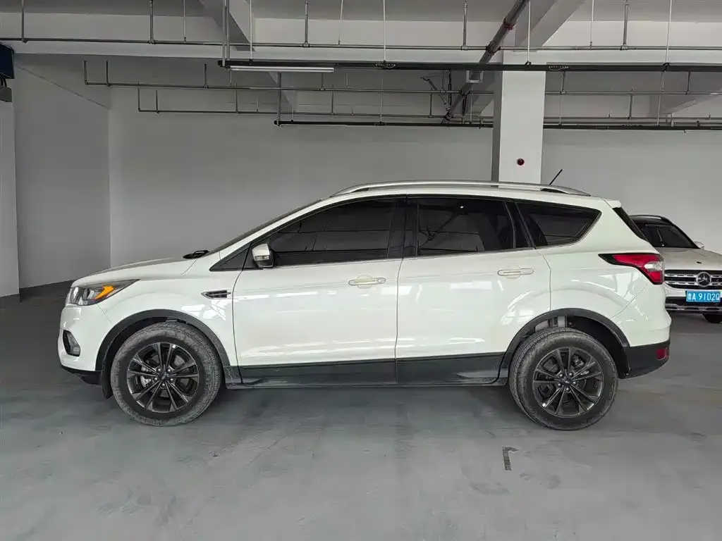 Ford Kuga — фото 9