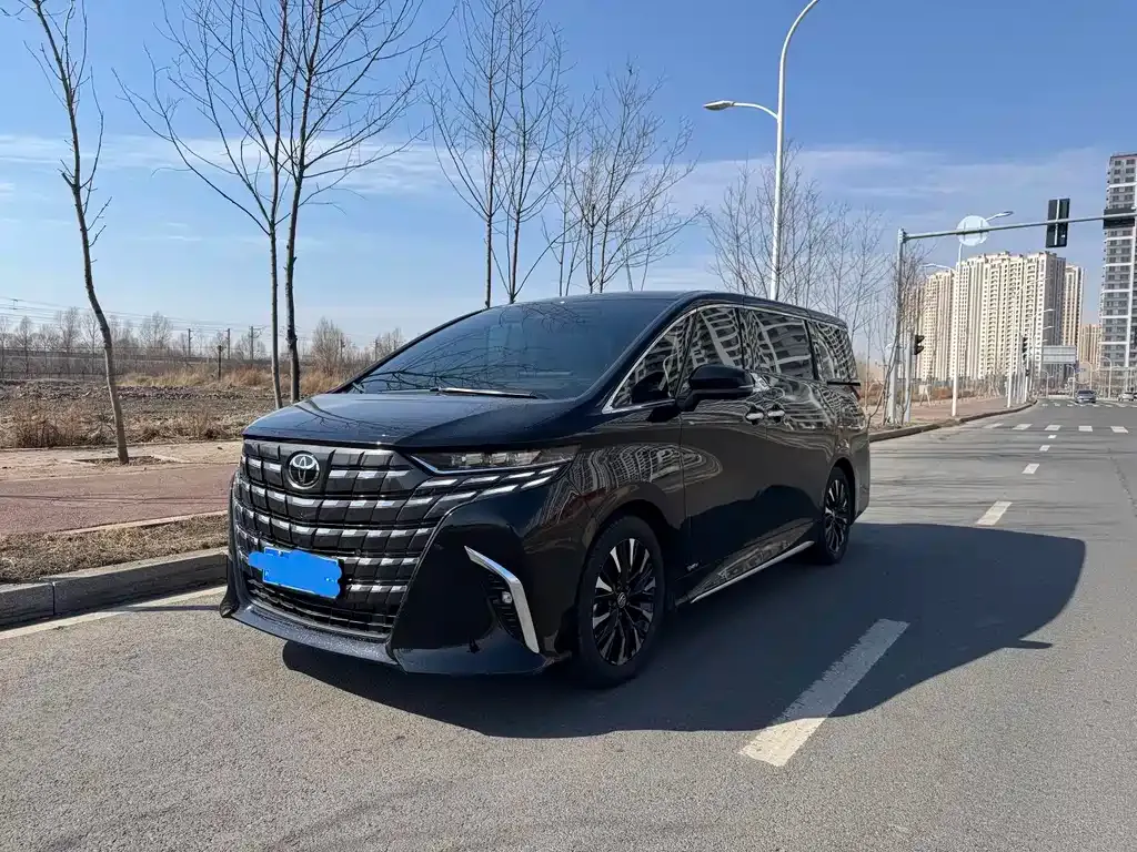 Toyota Alphard — фото 1