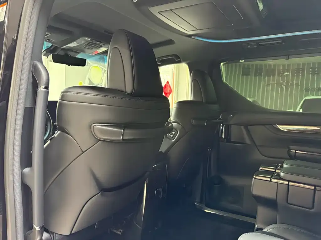 Toyota Vellfire — фото 3