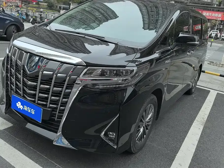 Toyota Alphard — фото 1