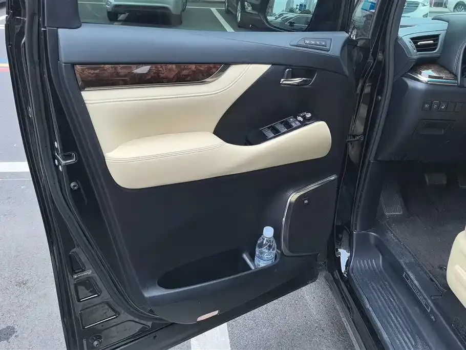 Toyota Alphard — фото 7