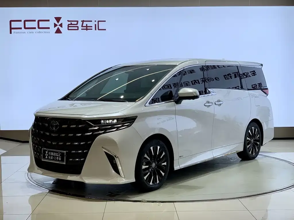 Toyota Alphard — фото 1