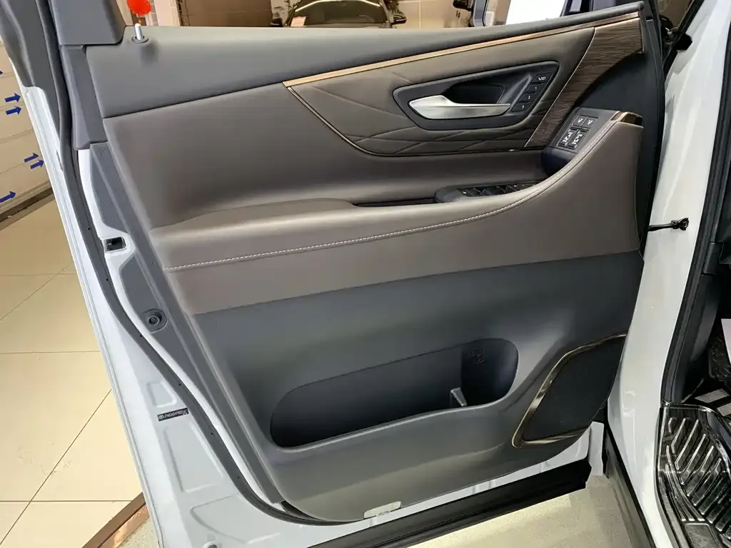 Toyota Alphard — фото 10