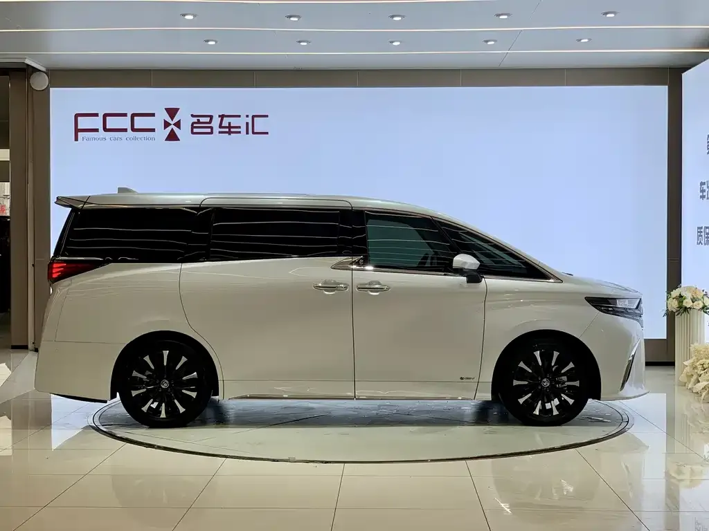 Toyota Alphard — фото 4