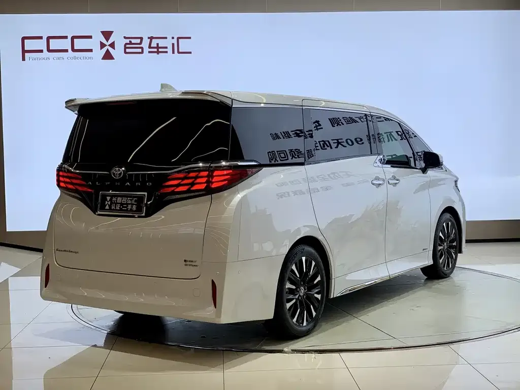 Toyota Alphard — фото 7