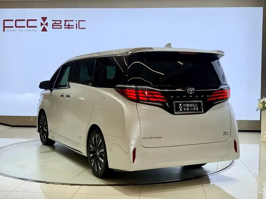 Toyota Alphard — фото 5