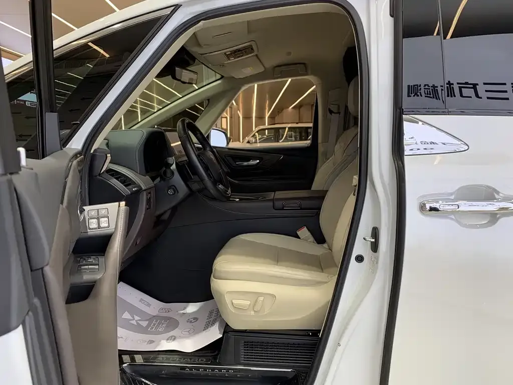 Toyota Alphard — фото 9