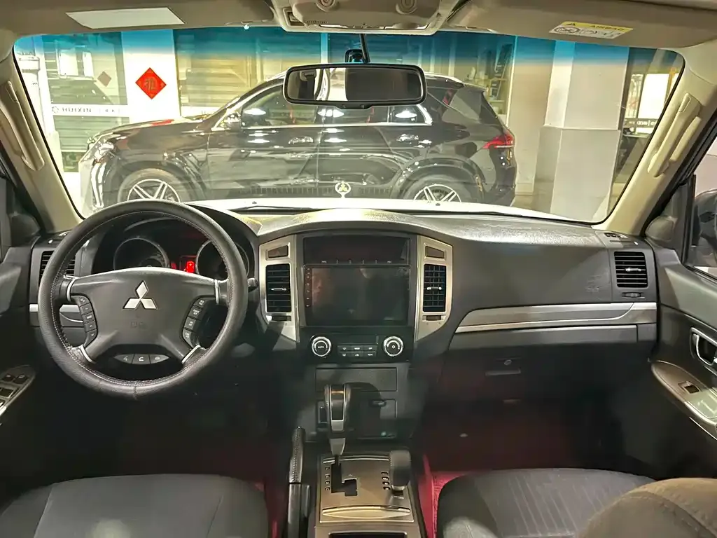 Mitsubishi Pajero (Import) — фото 10