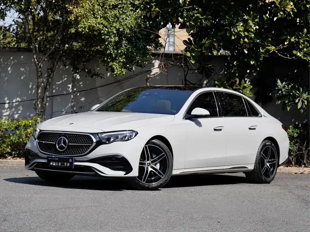 Mercedes-Benz E-Class — фото 1