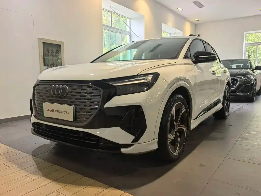 Audi Q4 e-tron — фото 1