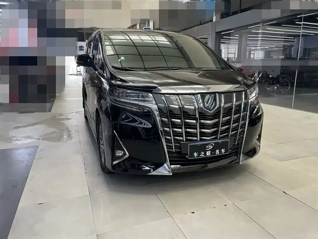 Toyota Alphard — фото 1