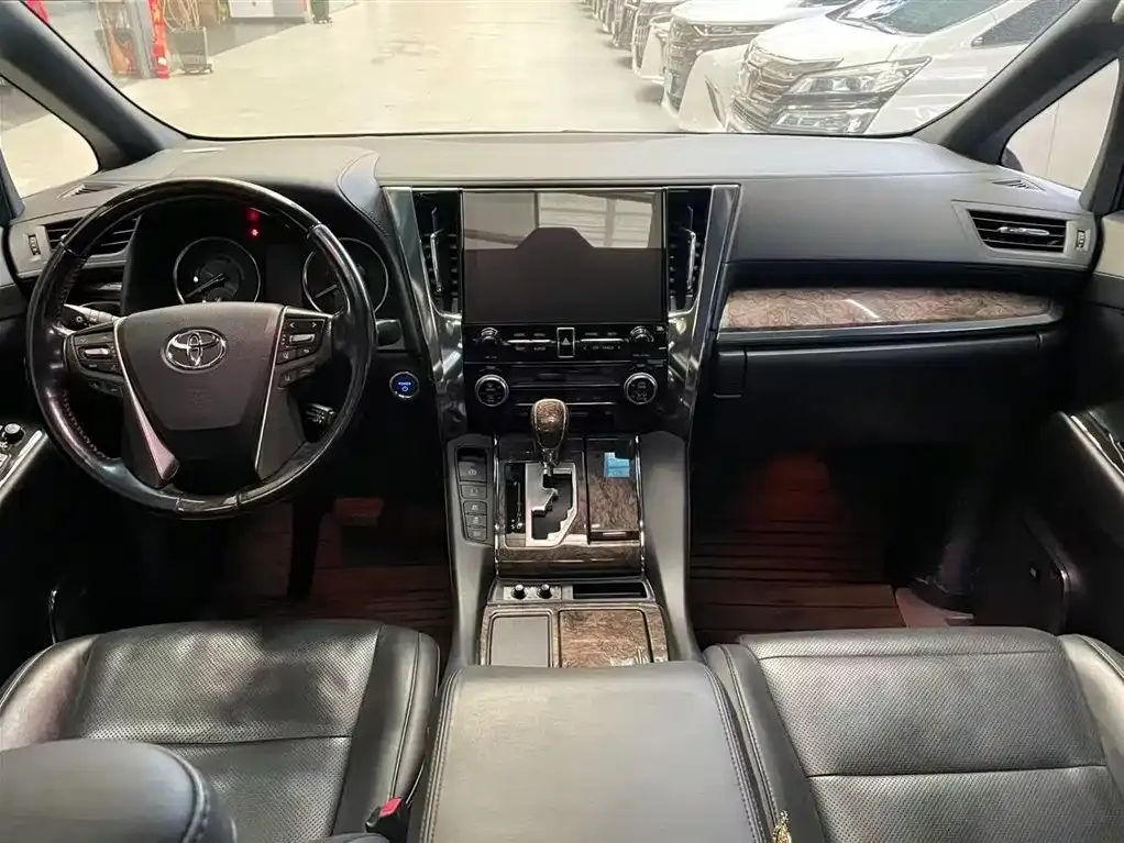 Toyota Alphard — фото 10