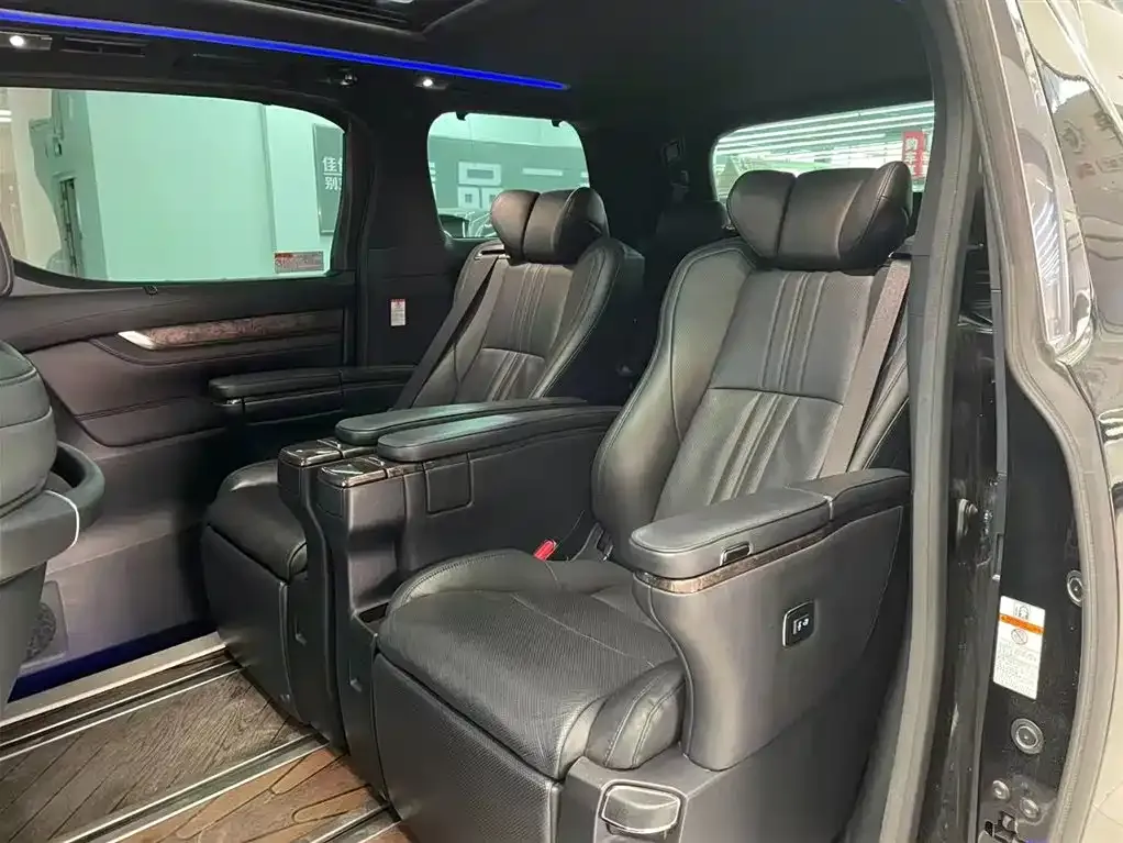 Toyota Alphard — фото 5