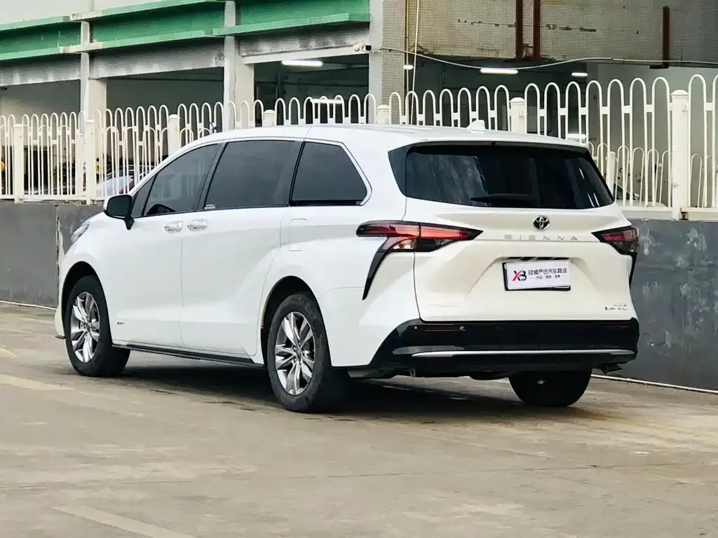 Toyota Sienna — фото 5