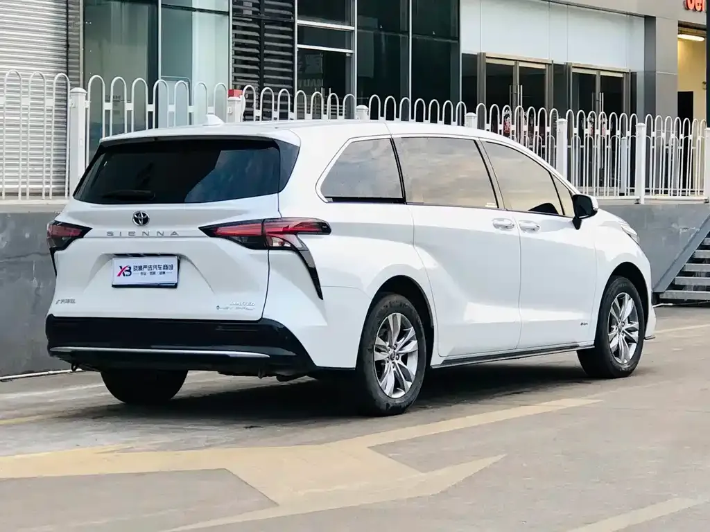 Toyota Sienna — фото 4