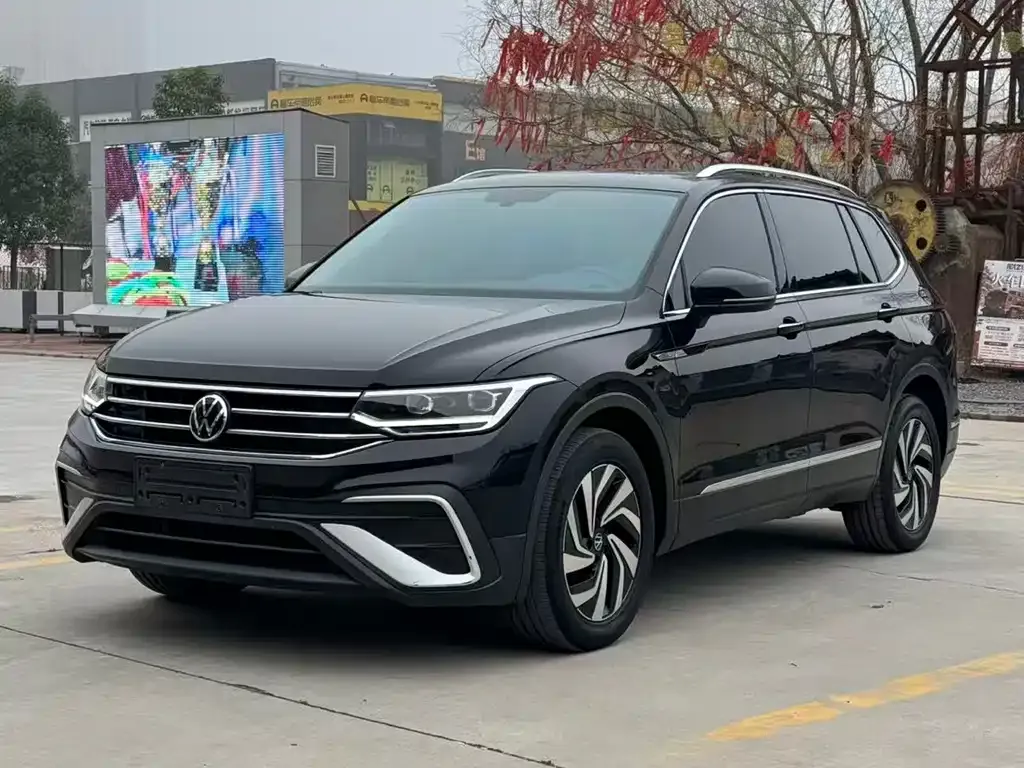 Volkswagen Tiguan L — фото 1