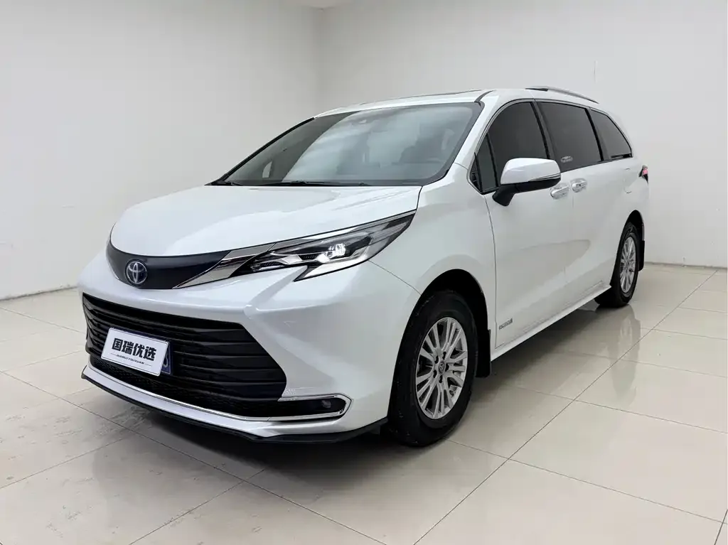 Toyota Sienna — фото 1