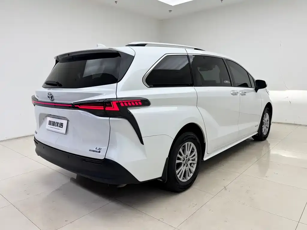 Toyota Sienna — фото 5