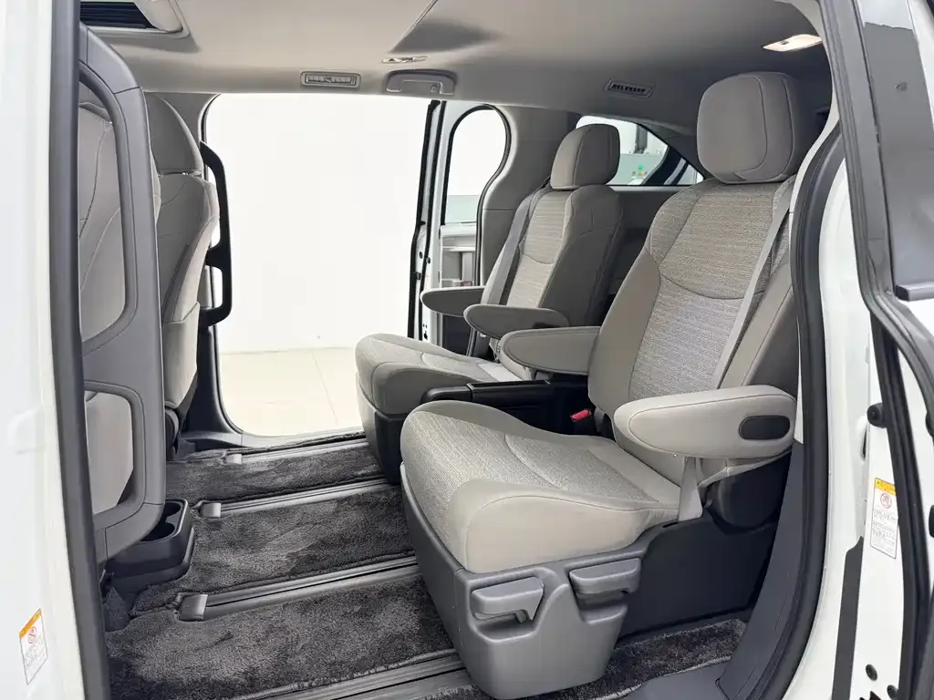 Toyota Sienna — фото 4