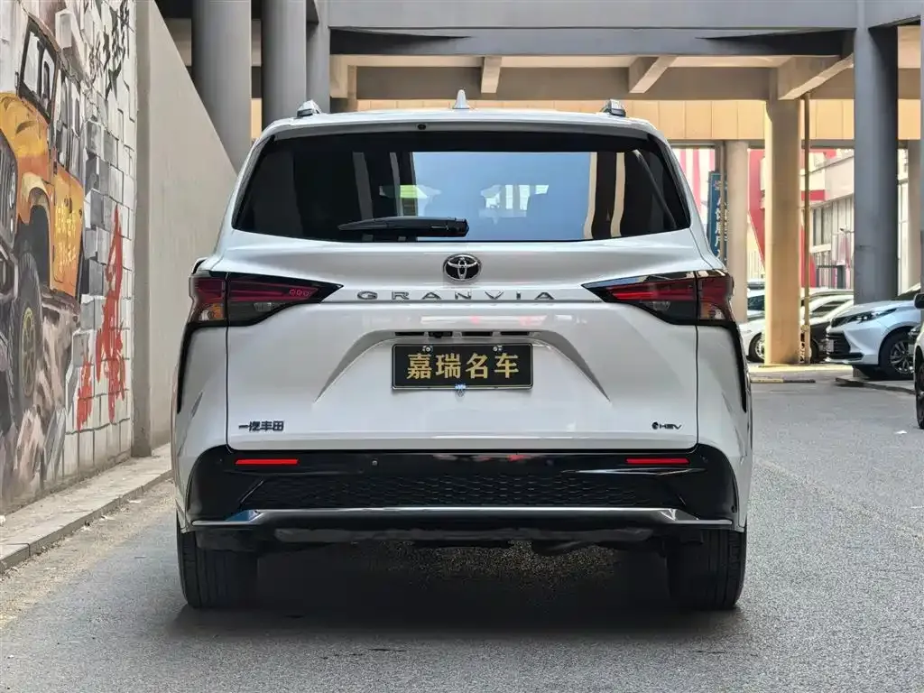 Toyota Granvia — фото 10