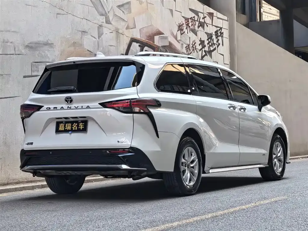 Toyota Granvia — фото 7