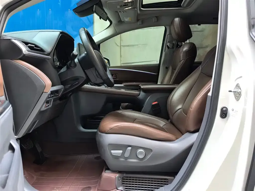Toyota Granvia — фото 3