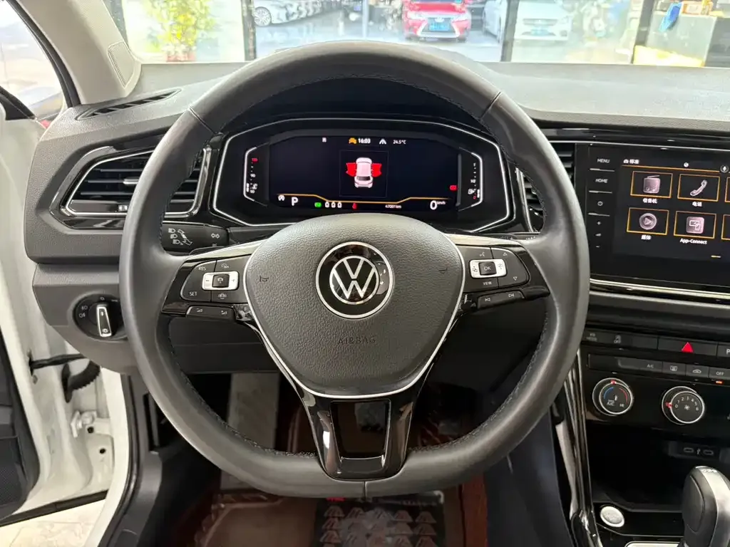 Volkswagen T-Roc — фото 8