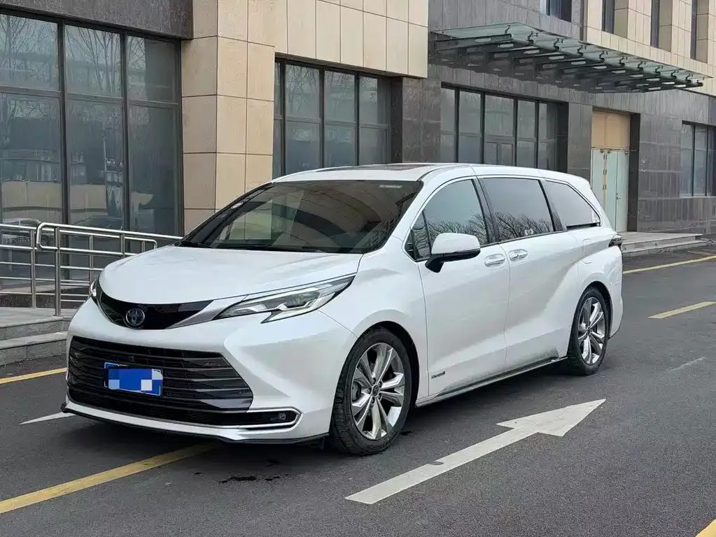 Toyota Sienna — фото 1