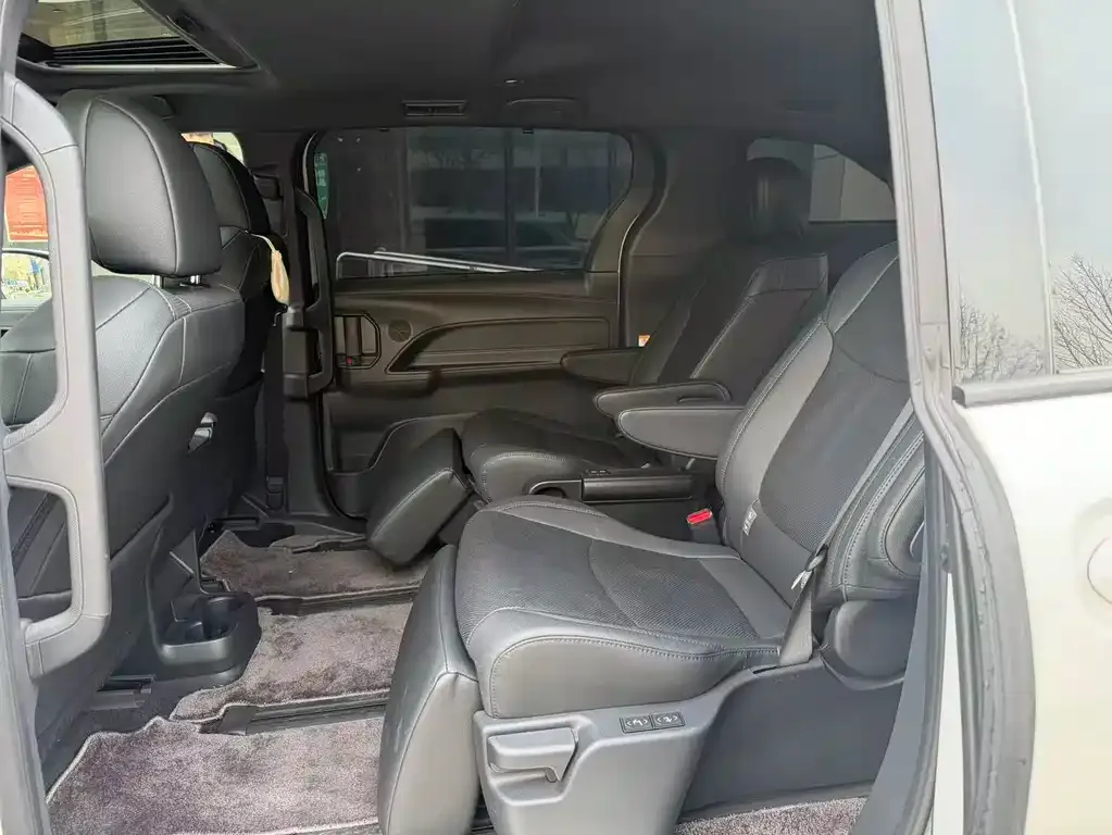 Toyota Sienna — фото 4
