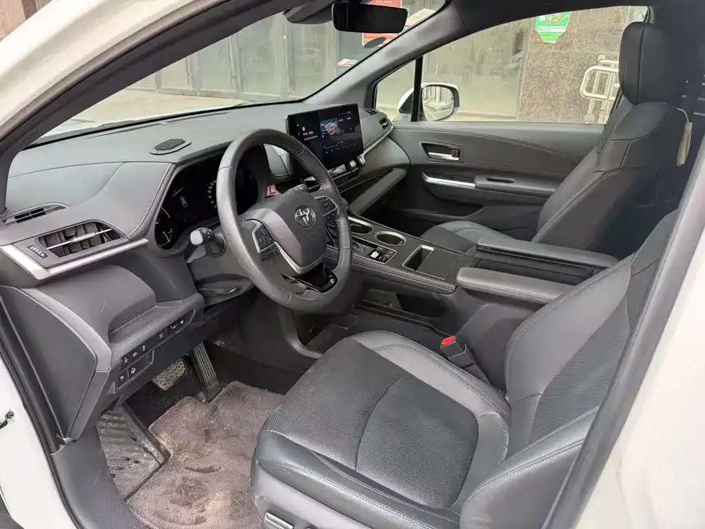 Toyota Sienna — фото 2