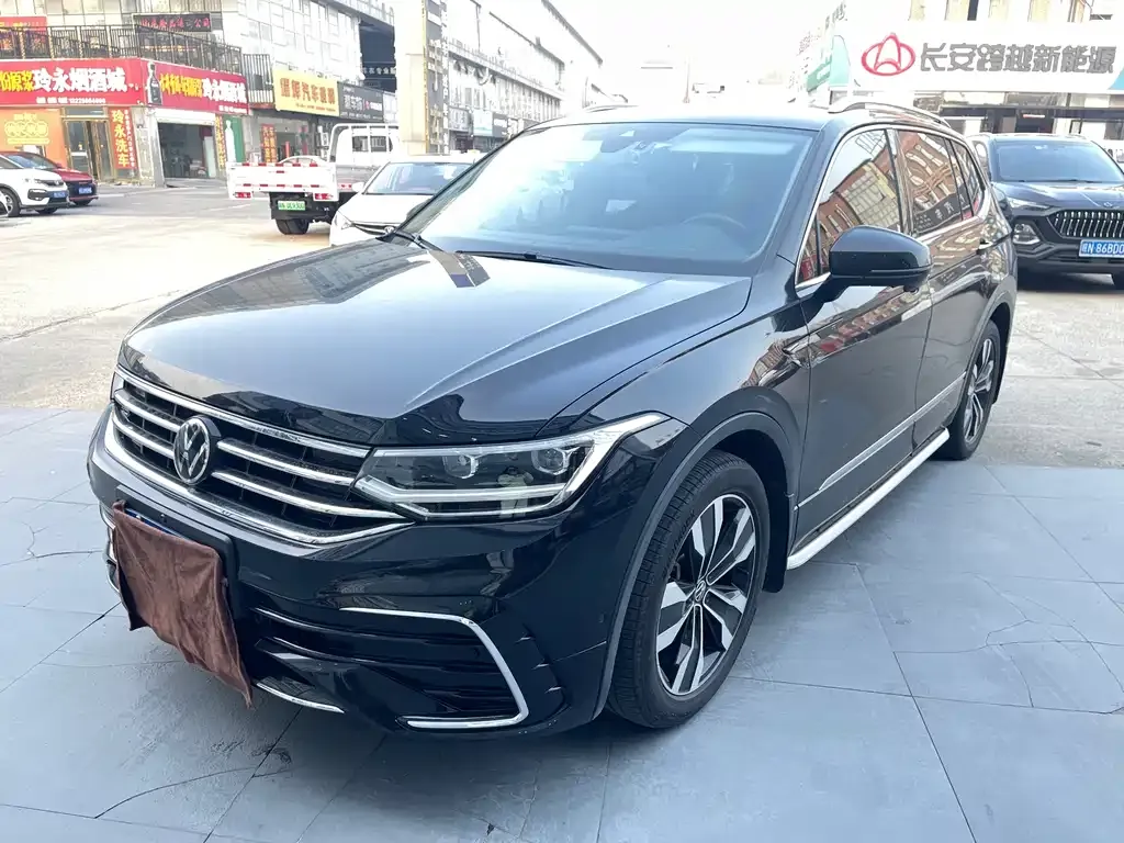 Volkswagen Tiguan L — фото 1