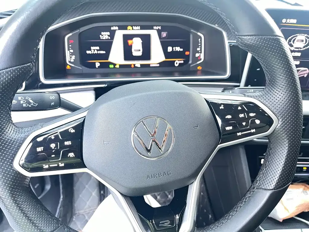 Volkswagen Tiguan L — фото 3