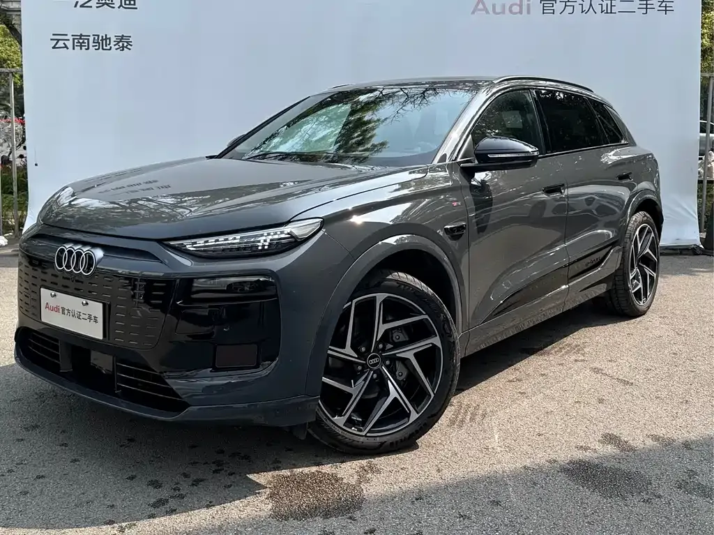 Audi Q6L e-tron — фото 1
