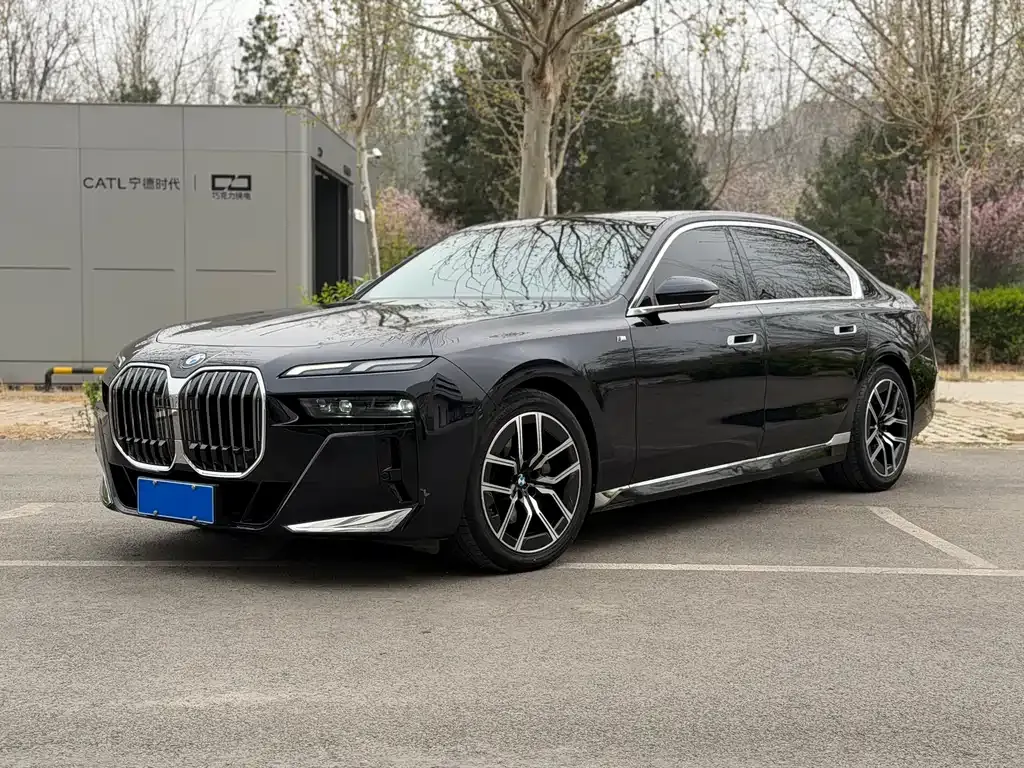 BMW 7 Series — фото 1
