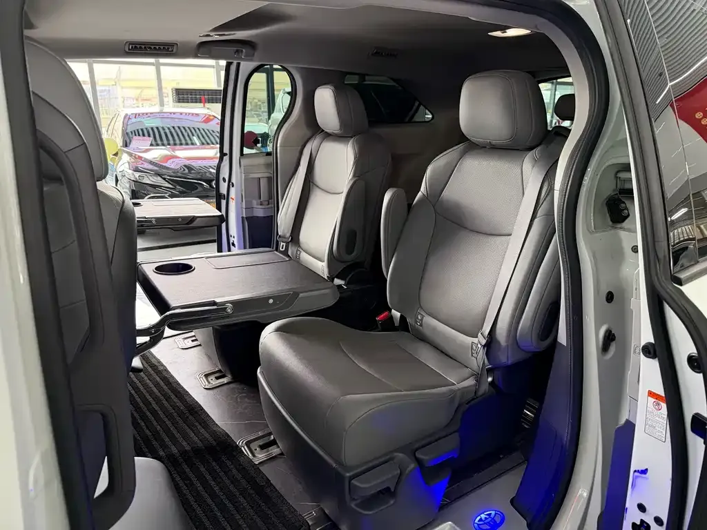 Toyota Granvia — фото 10