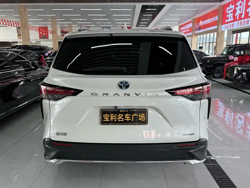 Toyota Granvia — фото 4