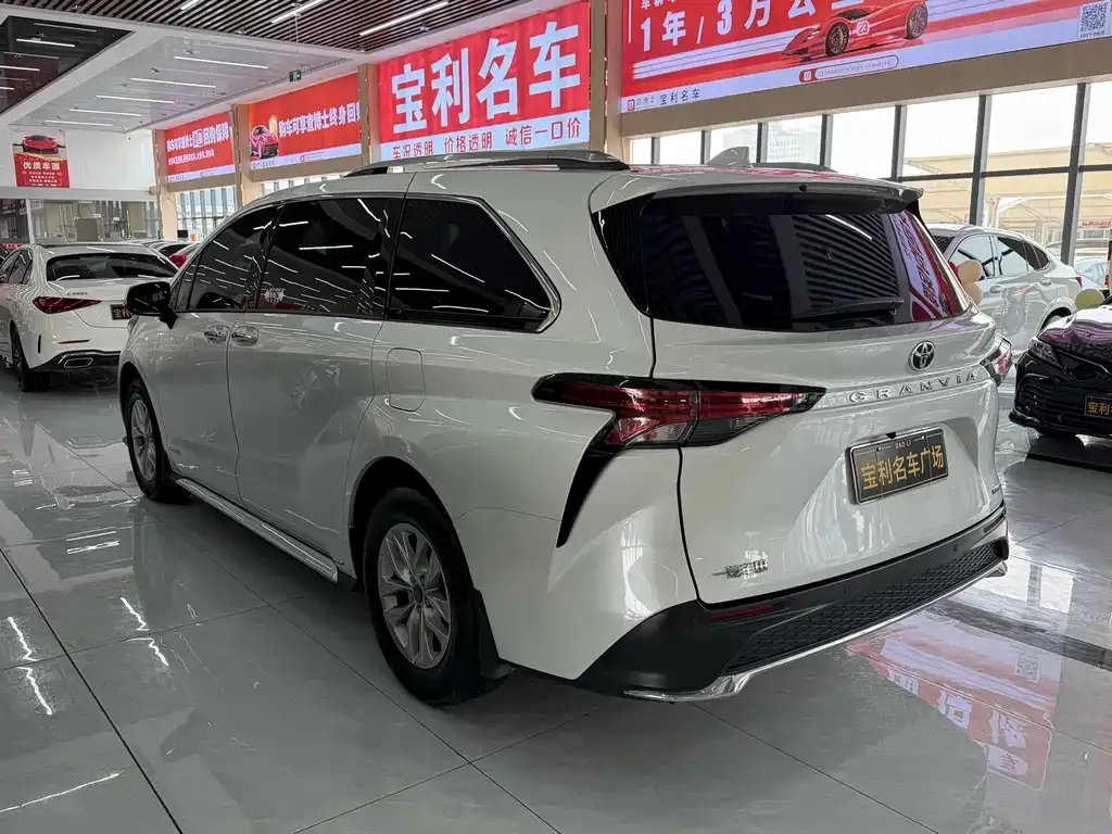 Toyota Granvia — фото 8