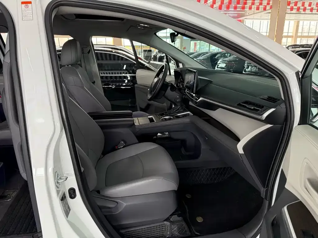 Toyota Granvia — фото 7