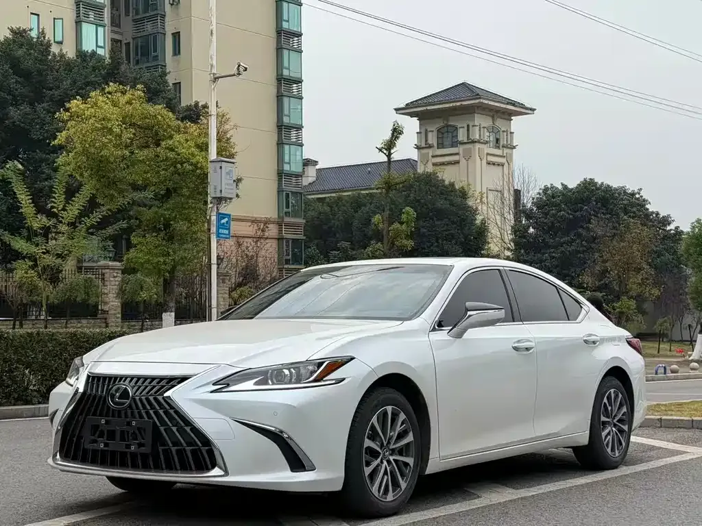 Lexus ES — фото 1