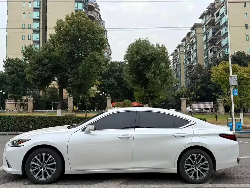 Lexus ES — фото 10