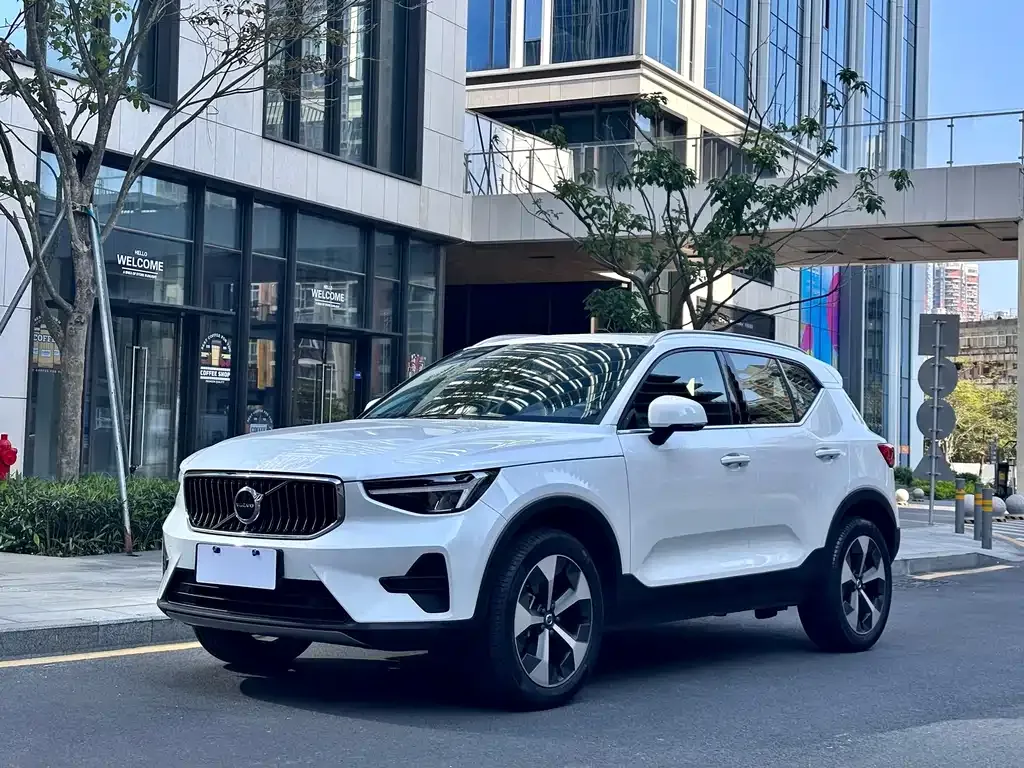Volvo XC40 — фото 1