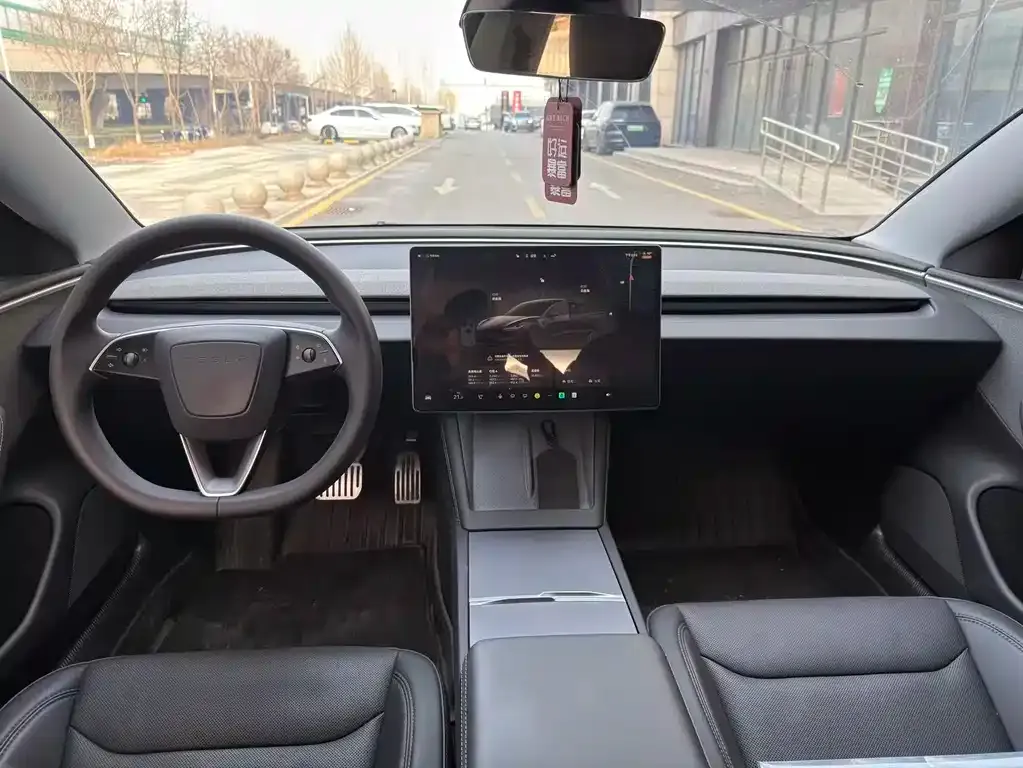 Tesla Model 3 — фото 4