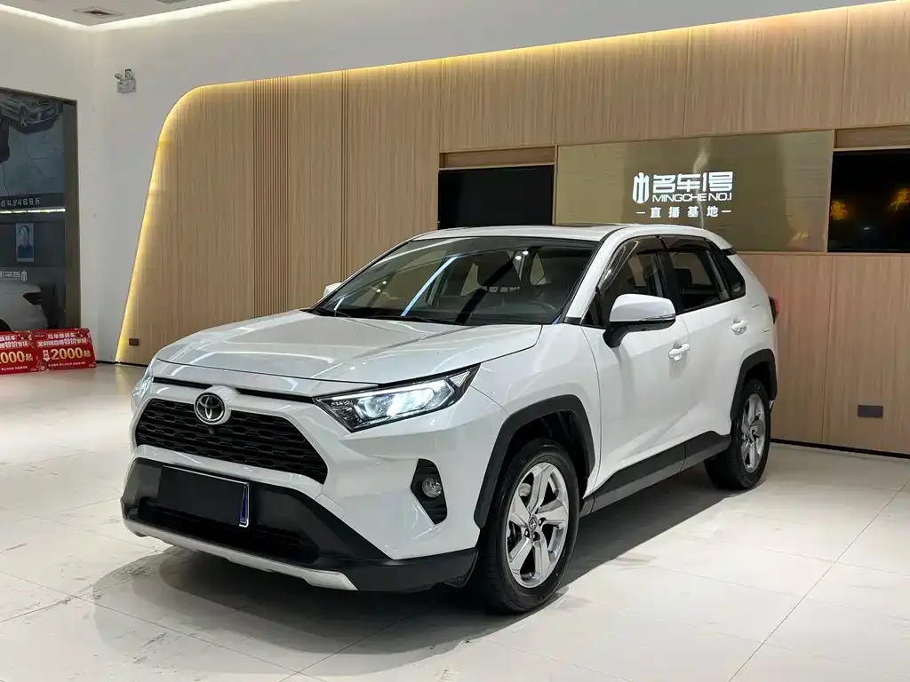 Toyota RAV4 — фото 1