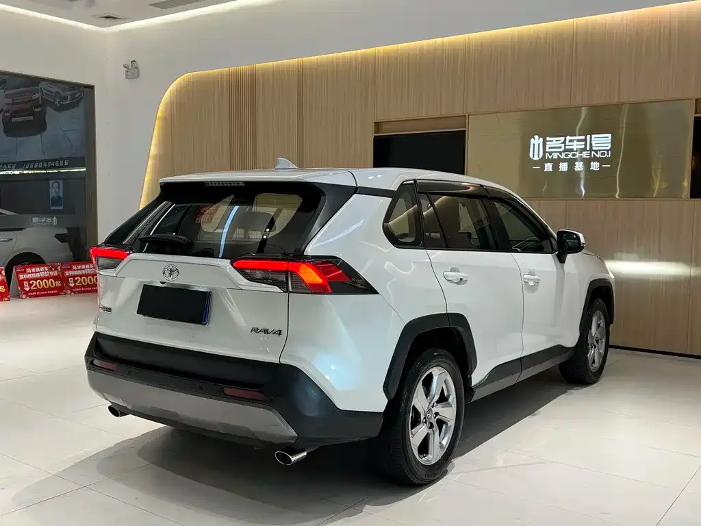 Toyota RAV4 — фото 9